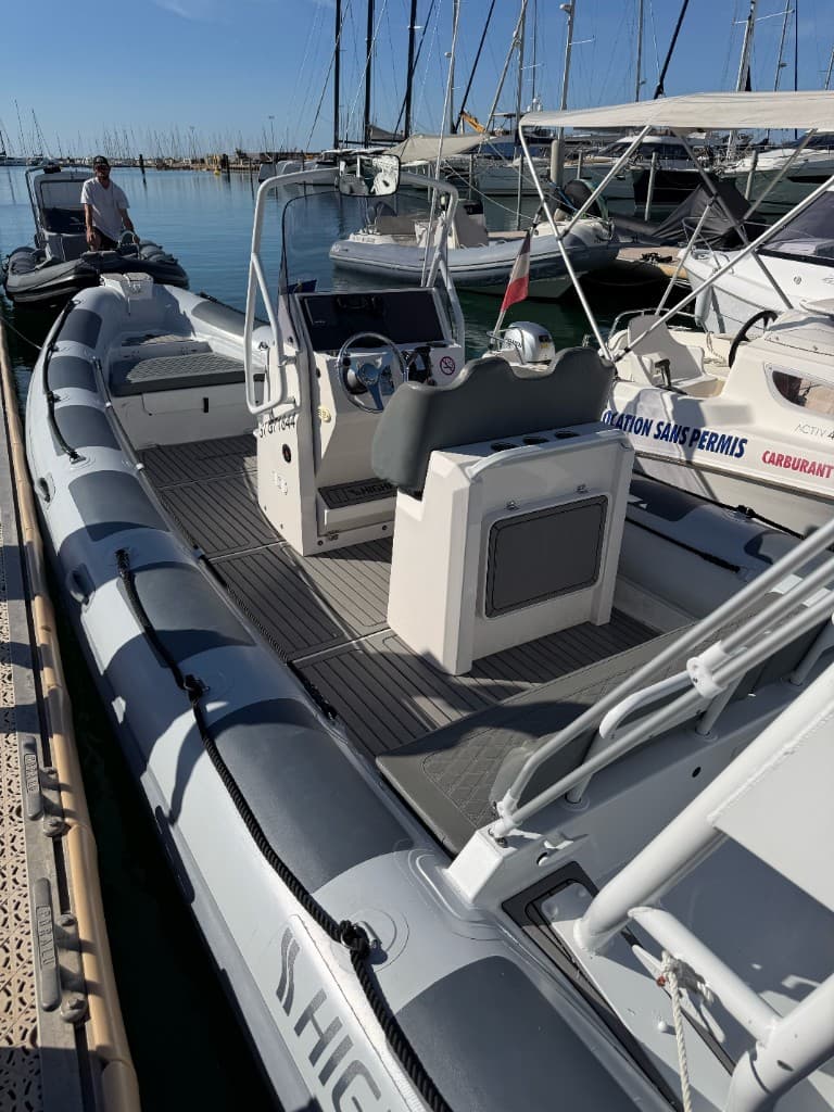 Highfield 700 (Conno-VA) — cockpit et sellerie premium