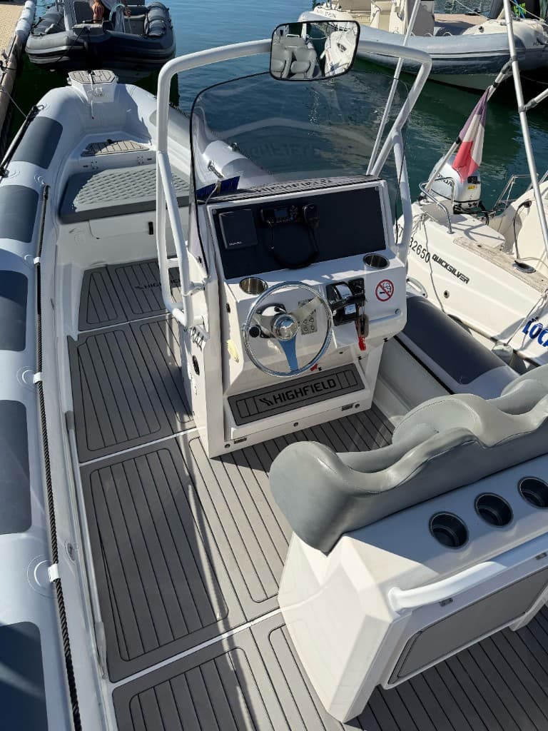 Highfield 700 (Conno-VA) — console et pont teck
