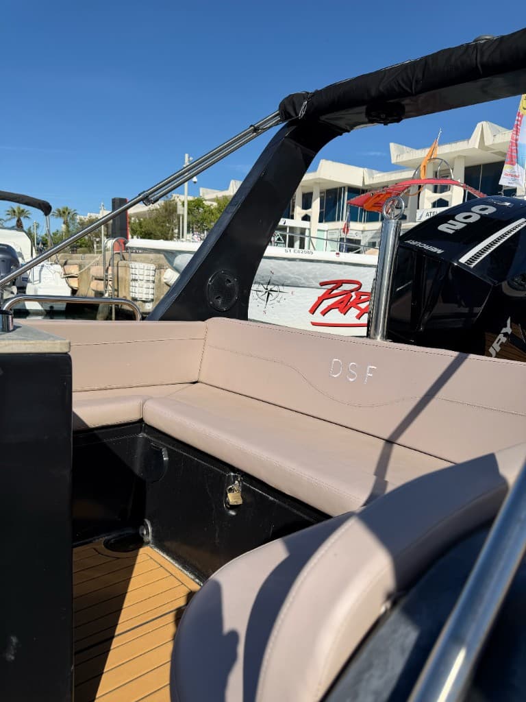 DSF 700 (Force one) — bain de soleil et salon arrière
