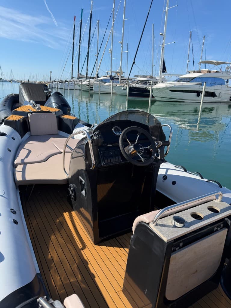 DSF 700 (Force one) — finition premium, pont teck