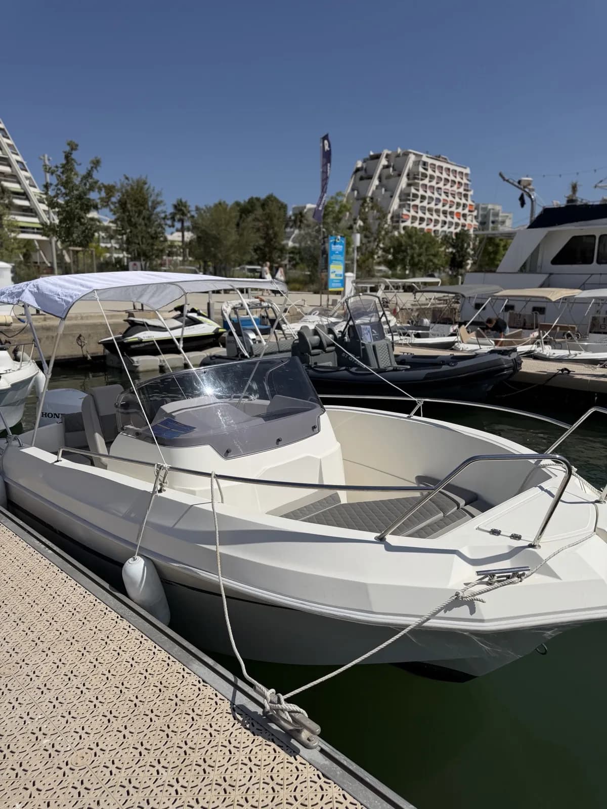QX 19 Spacedeck (Infinity) avec taud de soleil déployé — coque rigide 115 CV, La Grande-Motte