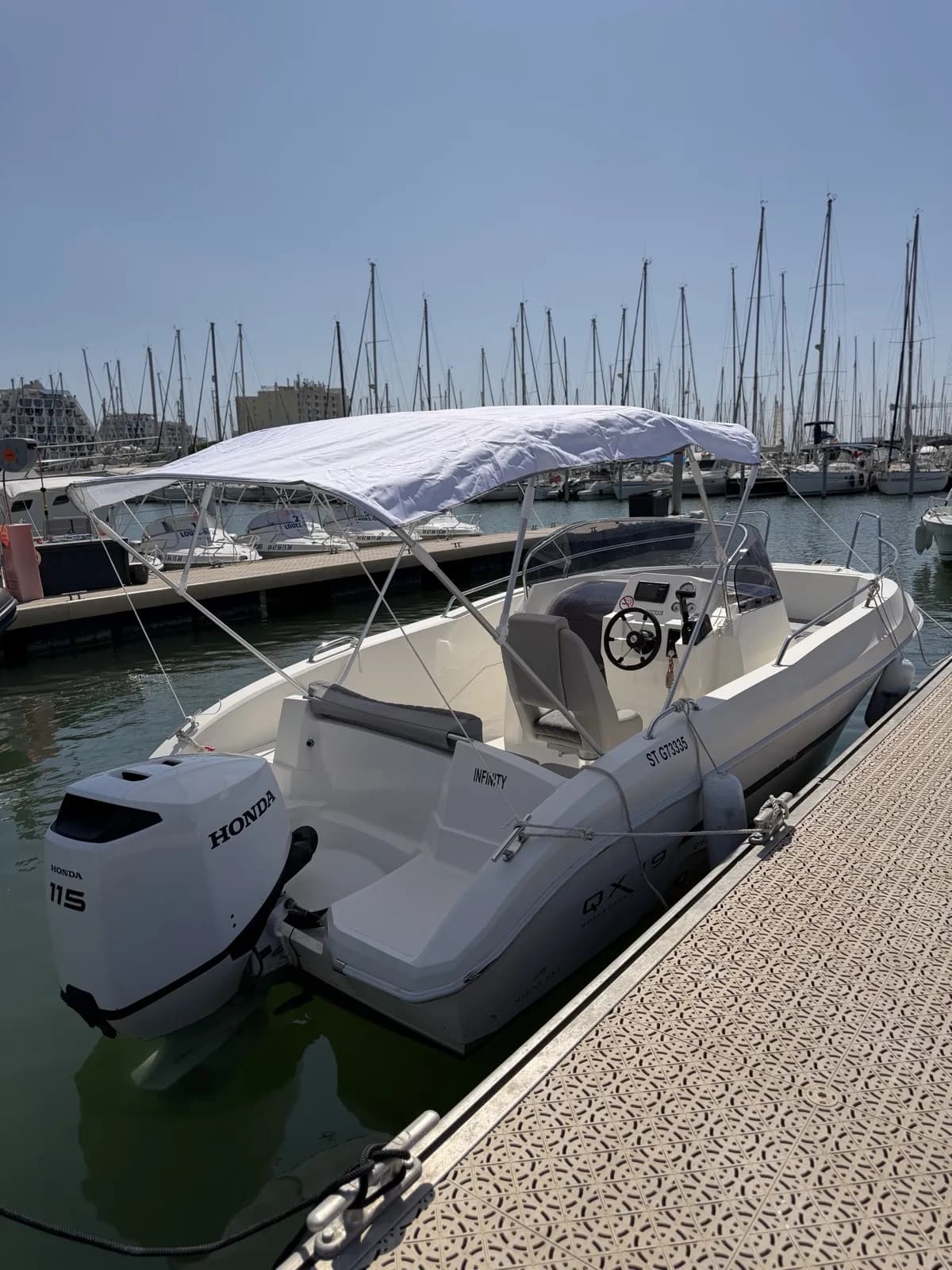QX 19 Spacedeck (Infinity) — cockpit et taud de soleil, Honda 115 CV