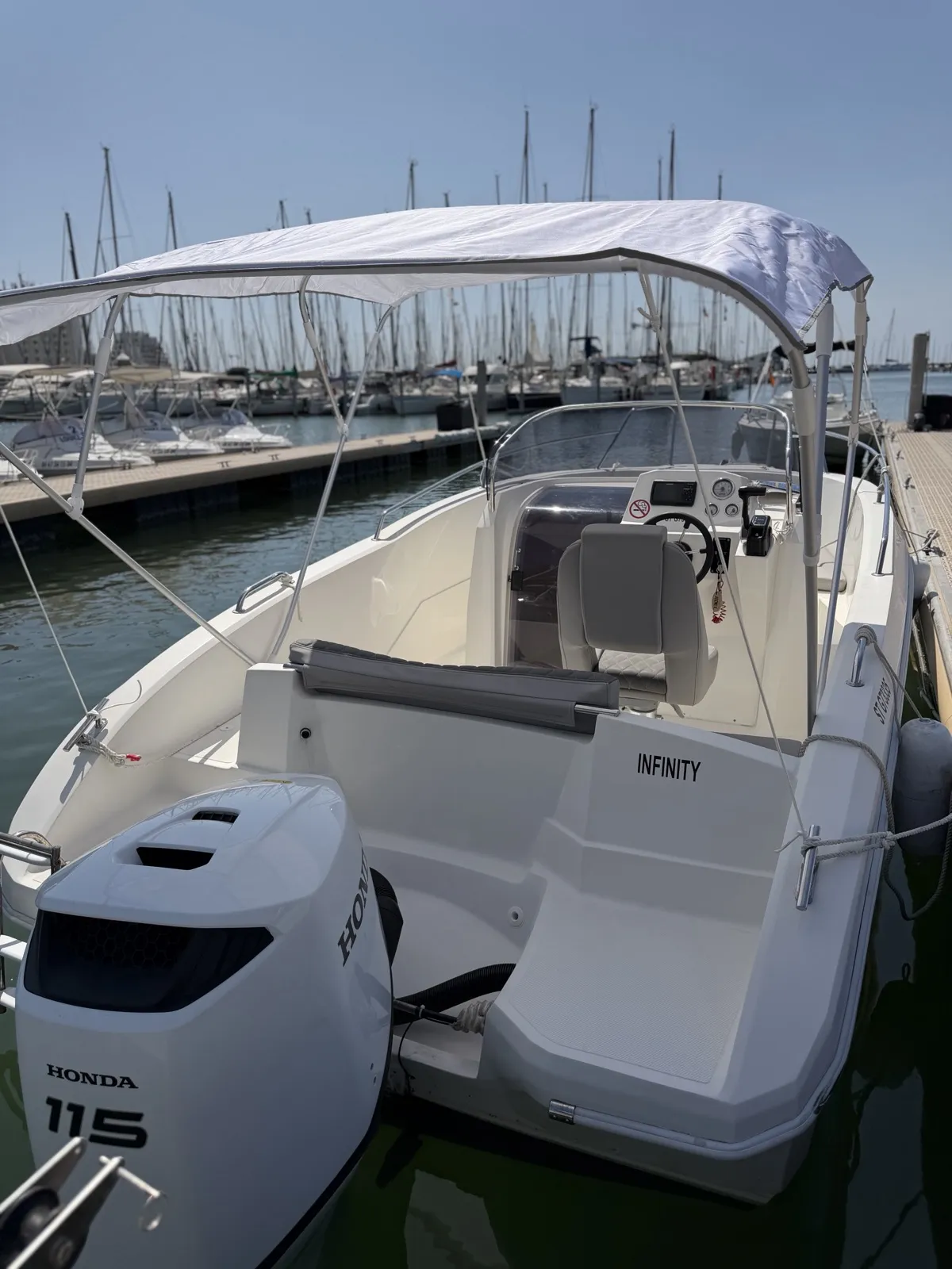 QX 19 Spacedeck (Infinity) — vue avant avec taud de soleil au port
