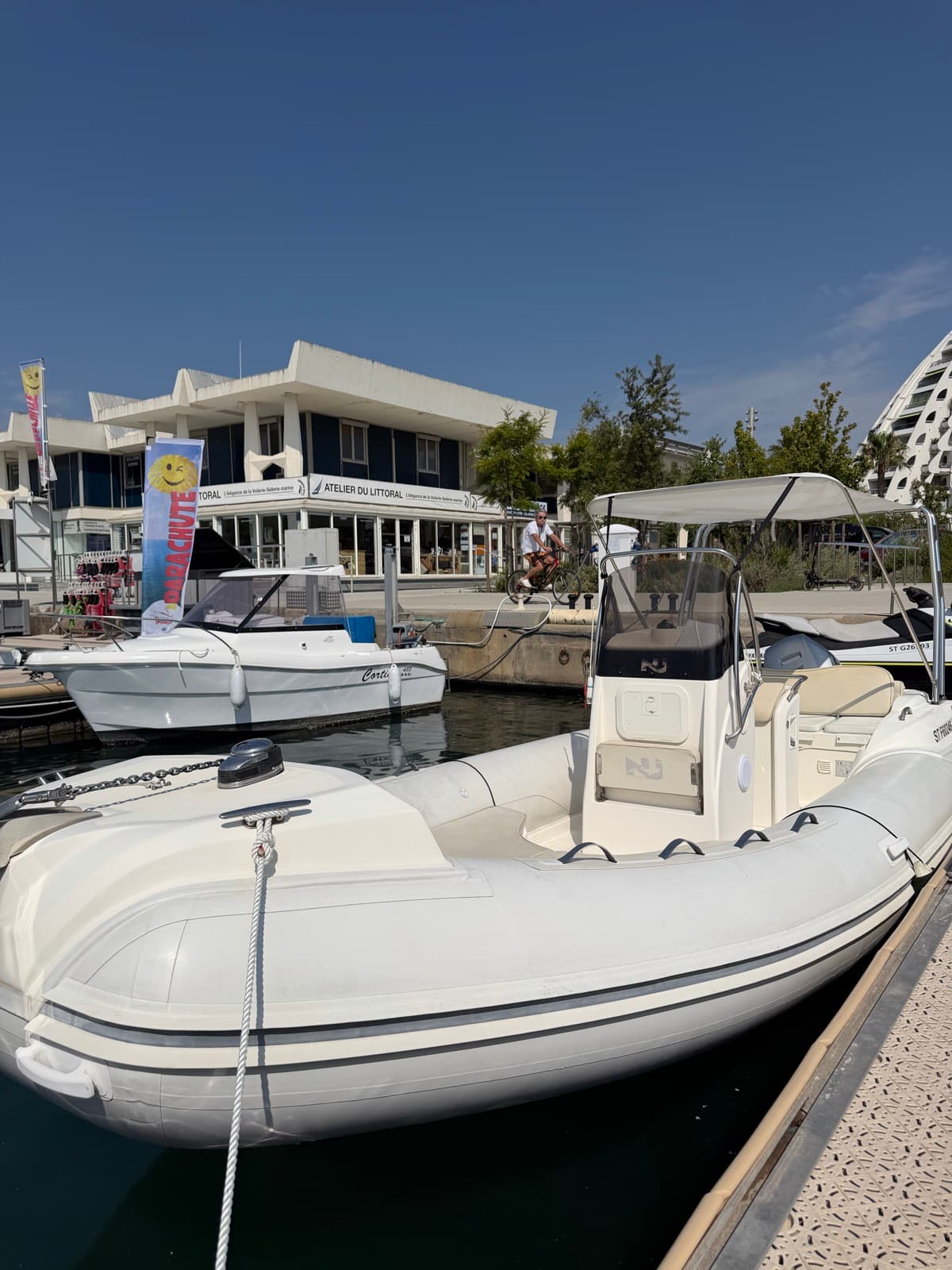 NuovaJoly 700 (Livlia) — vue 2 au port