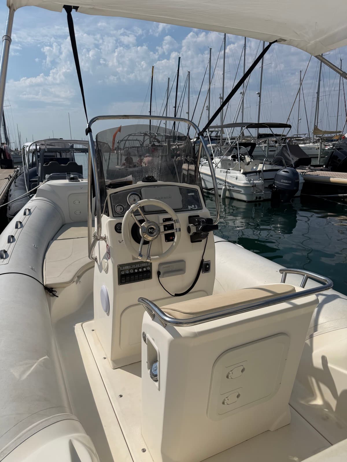 NuovaJoly 700 (Livlia) — poste de pilotage et taud de soleil