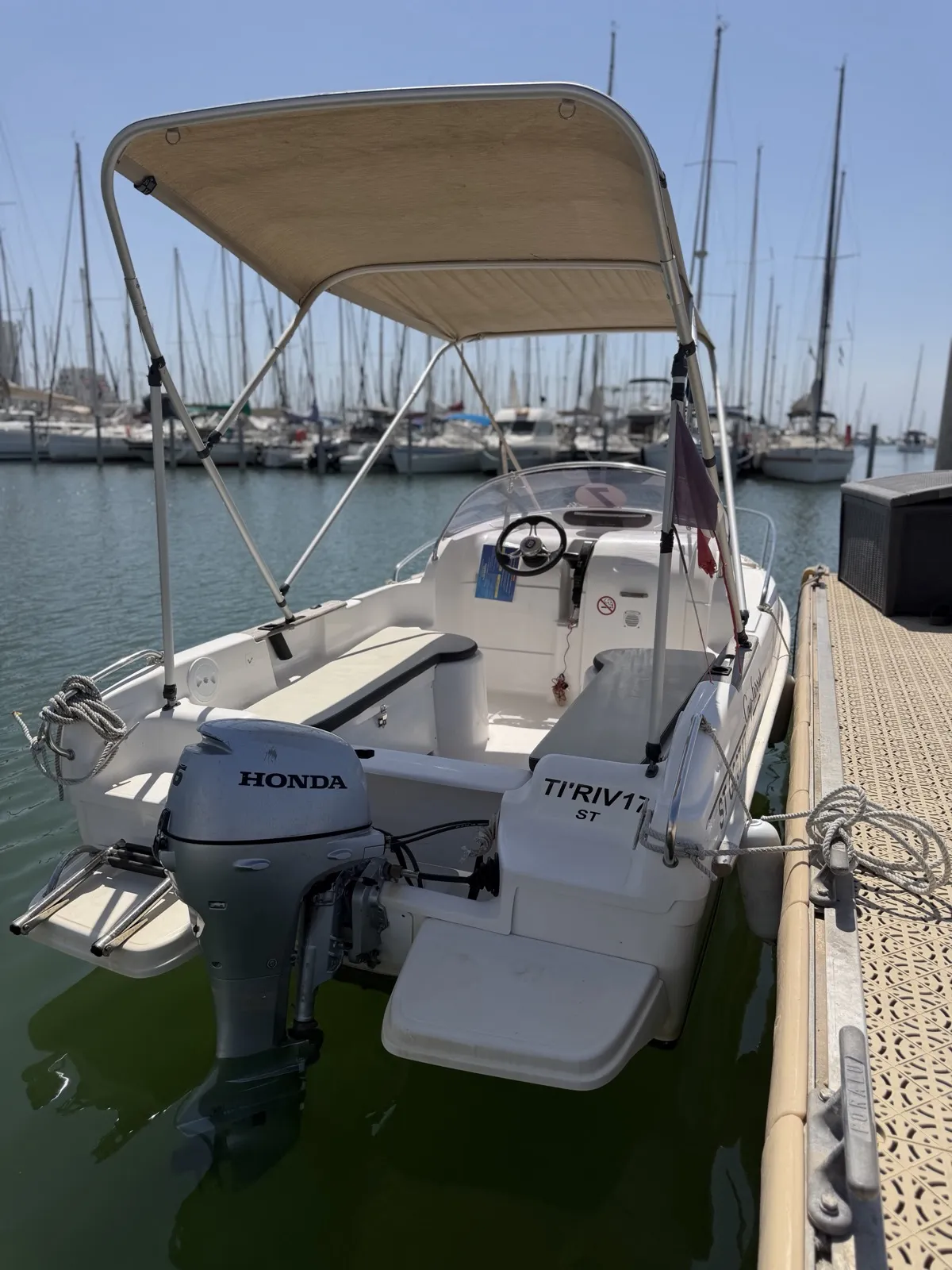 Bateau sans permis Ti'Riv — cockpit, taud de soleil et moteur Honda