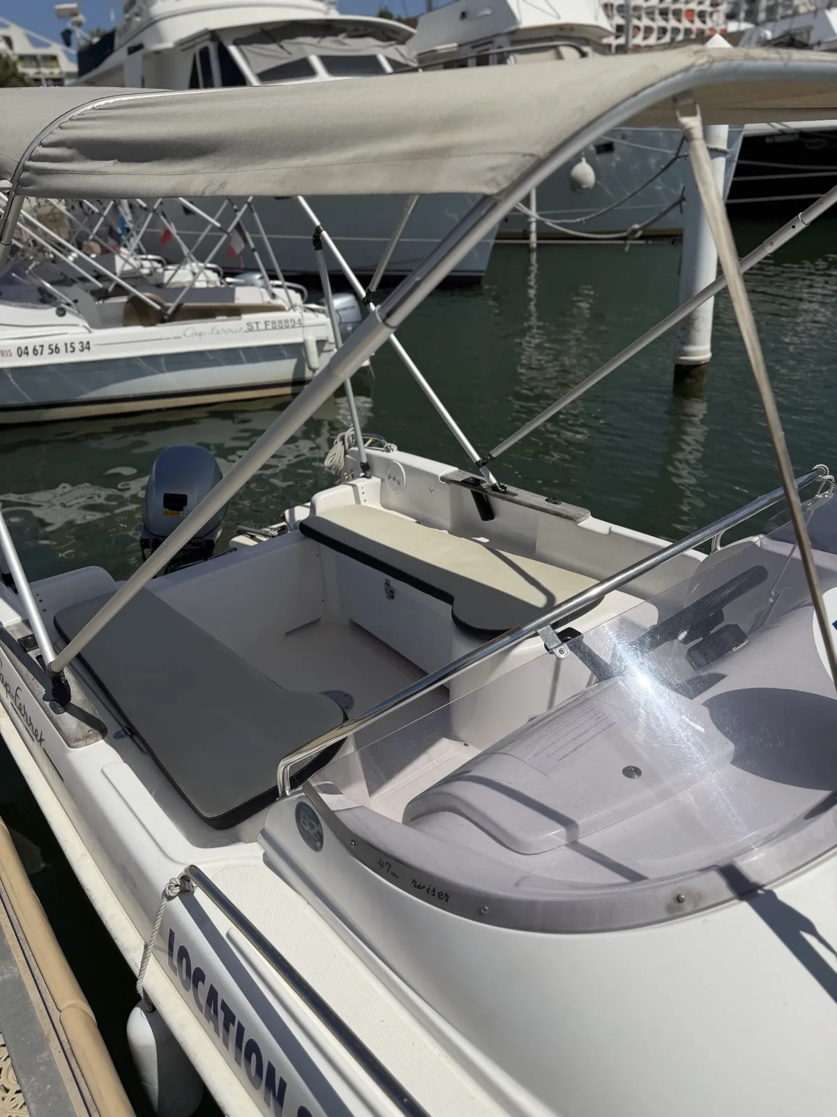 Bateau sans permis Rivage — intérieur et taud de soleil déployé