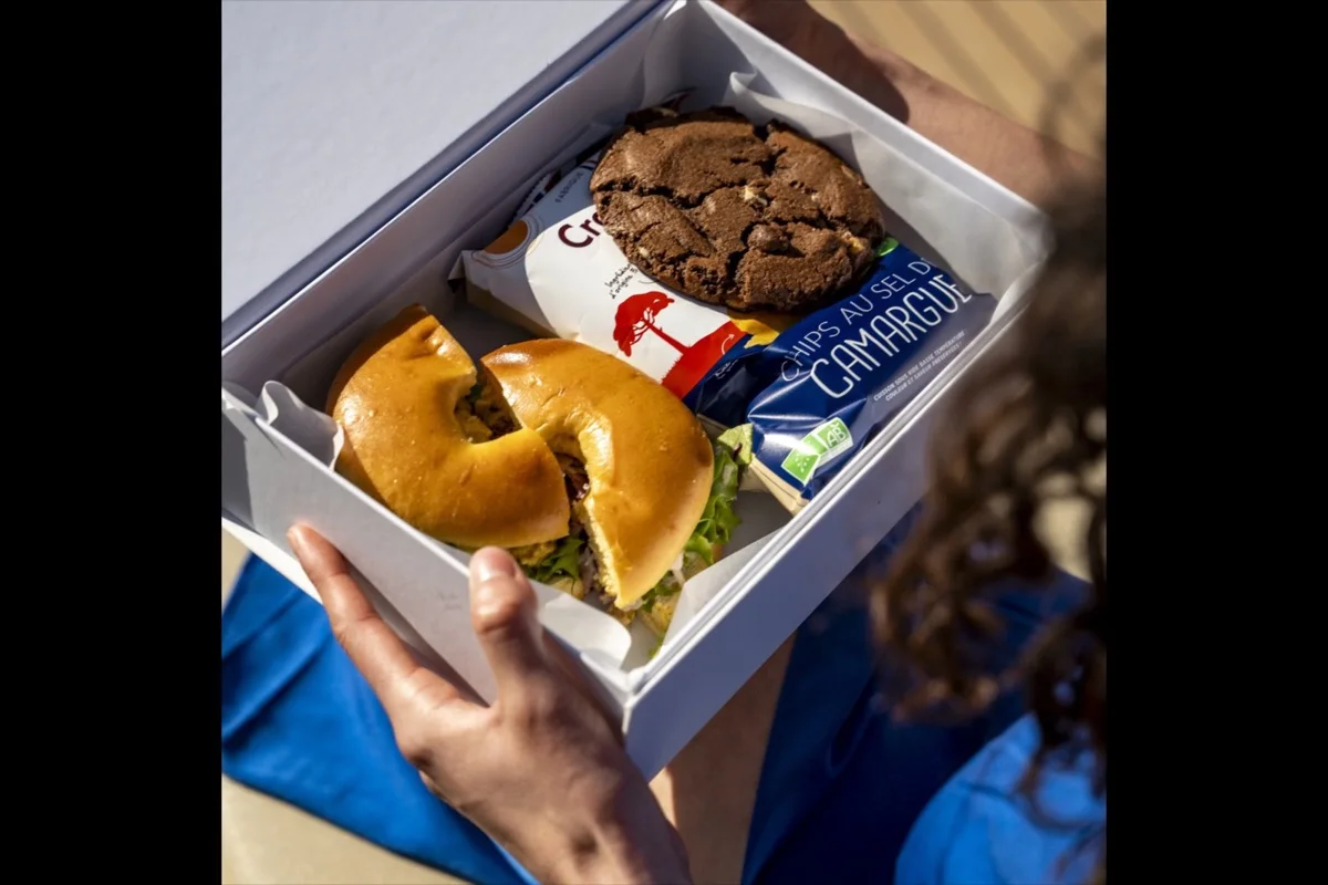 Box Famous — bagels, chips au sel de Camargue et cookie, Lunch Box by Lucile à bord
