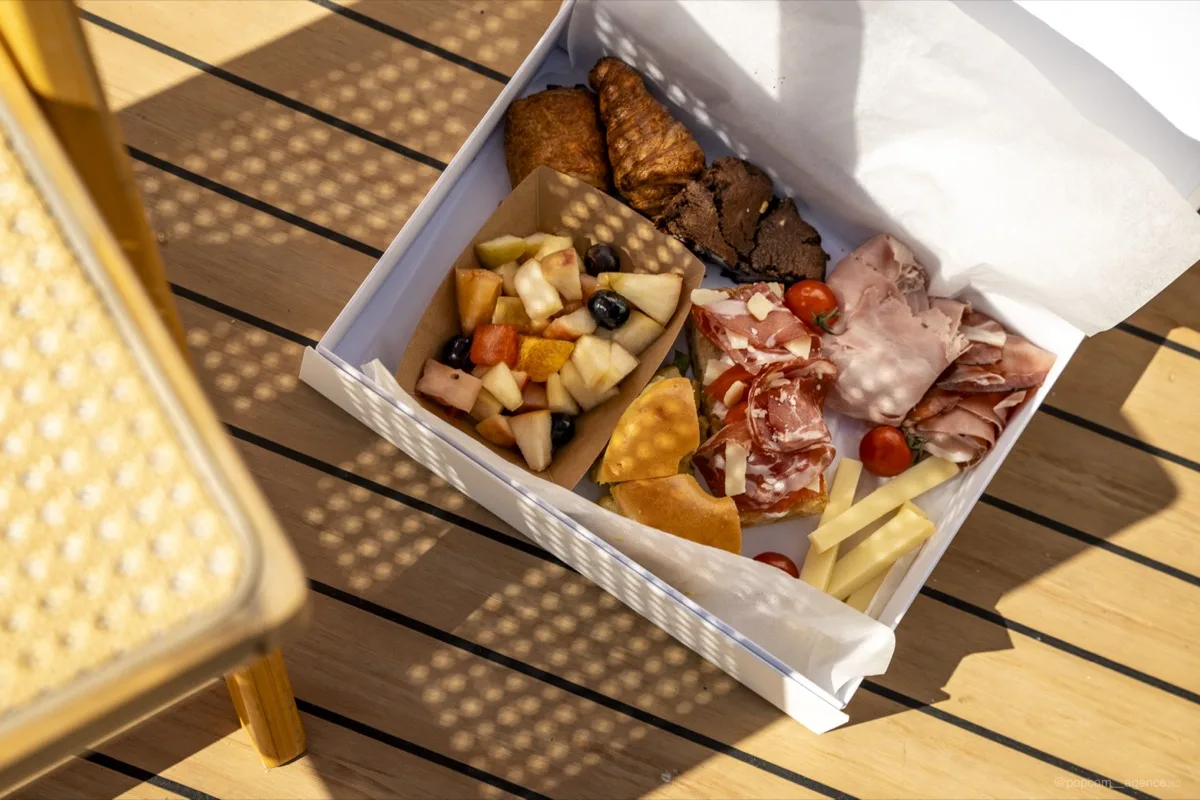 Sunday Brunch — viennoiseries, charcuterie, fromages et salade de fruits, Lunch Box by Lucile